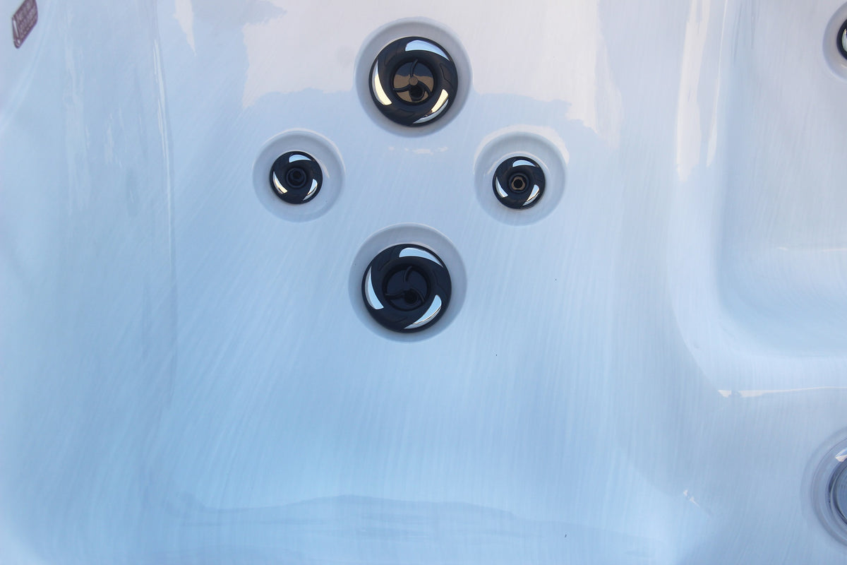 Outdoorwhirlpool PALMA White Marble inkl. Abdeckung & Stiege 190x190x86 cm frostsicher